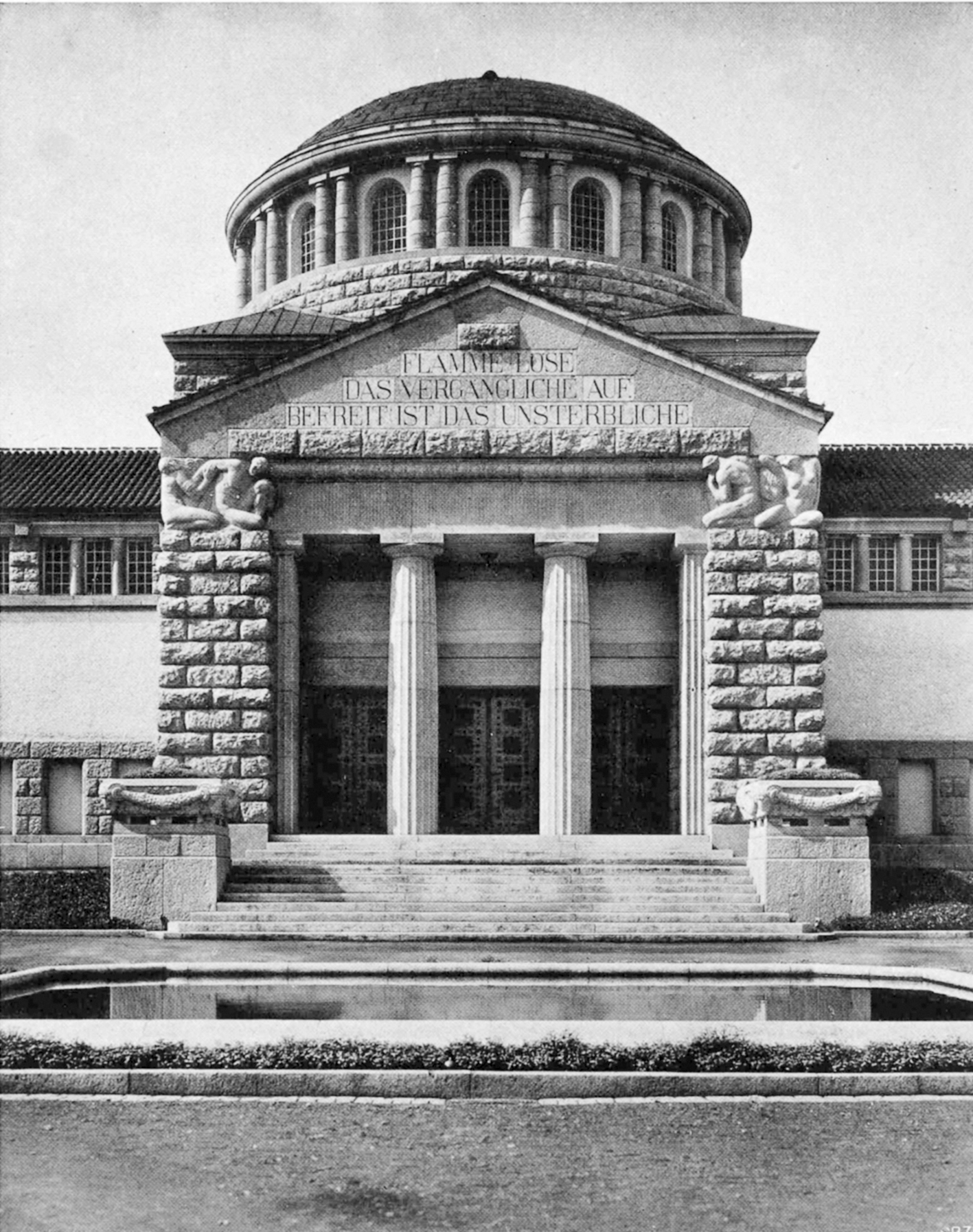 Ansicht des Haupteingangs des Krematoriums Sihlfeld von Architekt Albert Froelich (Brugg). (Abbildung: Schweizerische Bauzeitung, 1916, Band LXVIII)