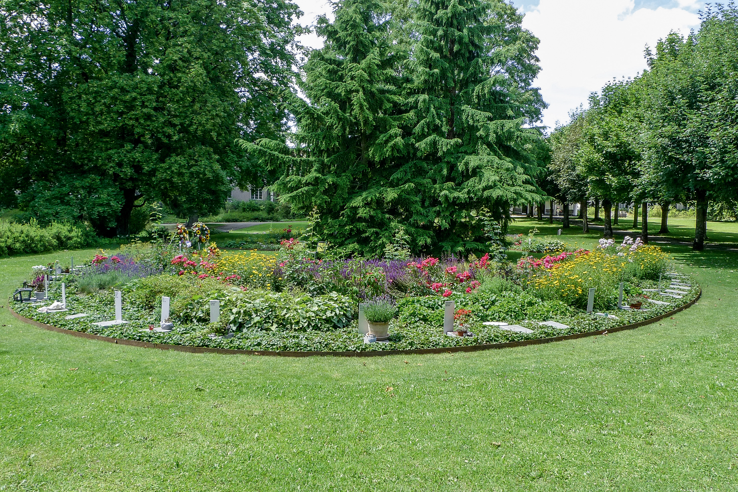 Die Urnenthemengräber in Bern sind nach einem einheitlichen Motto gestaltet – im Bild «Blumenblüten». Bei dieser Bestattungsart wird die Urne in der Erde beigesetzt. Dabei müssen Urnen verwendet werden, die rasch zu Erde zerfallen. Die Asche beziehungsweise die Urne kann später nicht mehr aus dem Grab entnommen werden.