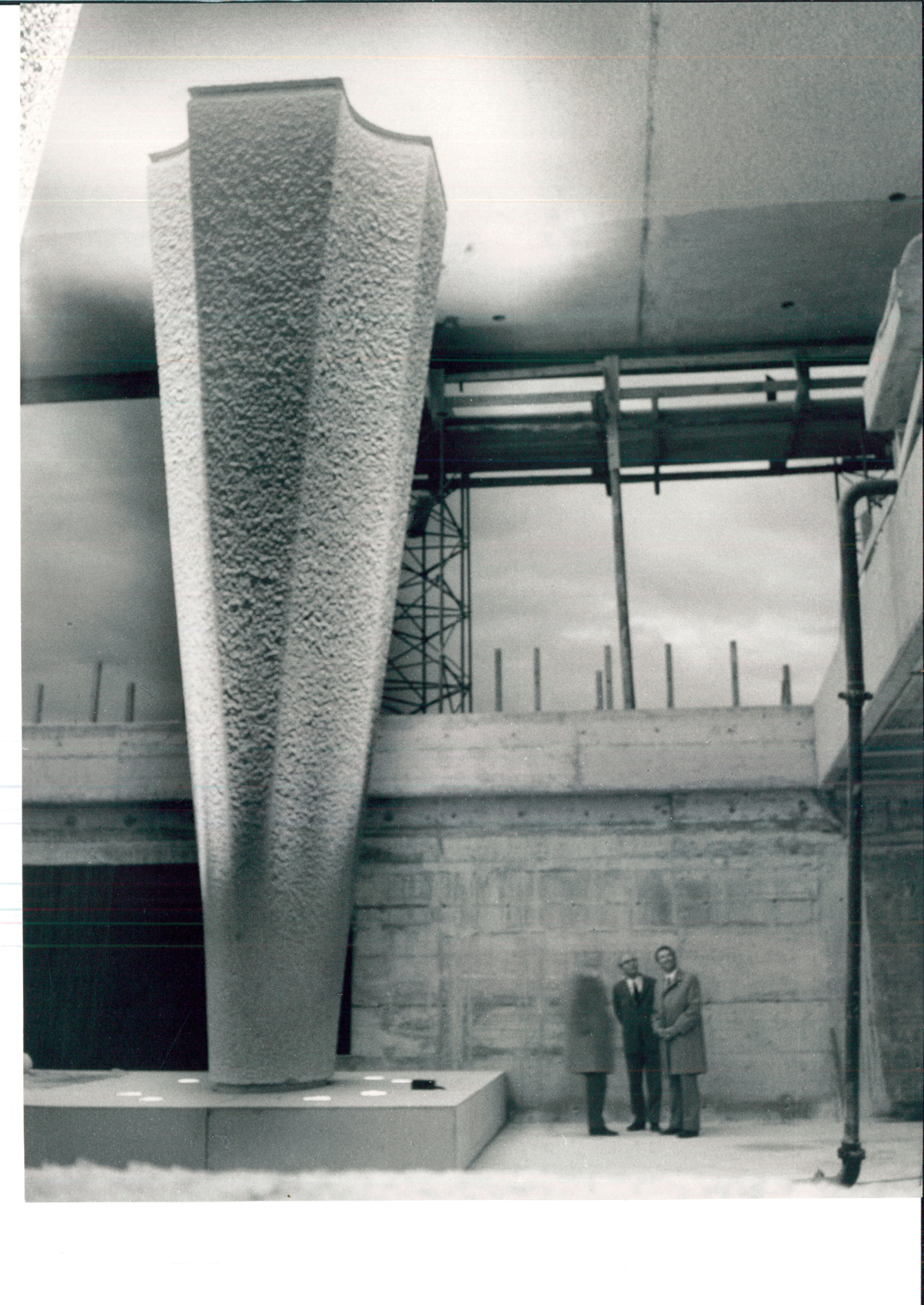 Vue pendant le chantier : pilier de la salle des pas perdus