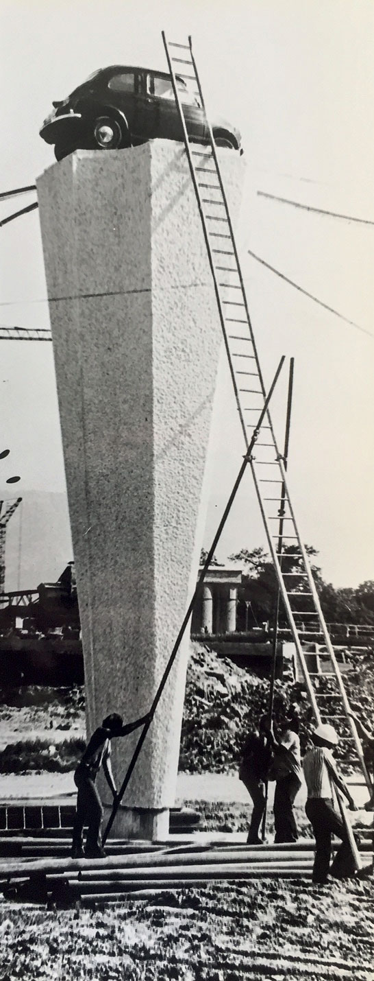 Fiat 500 posée sur le pilier prototype construit dans le parc