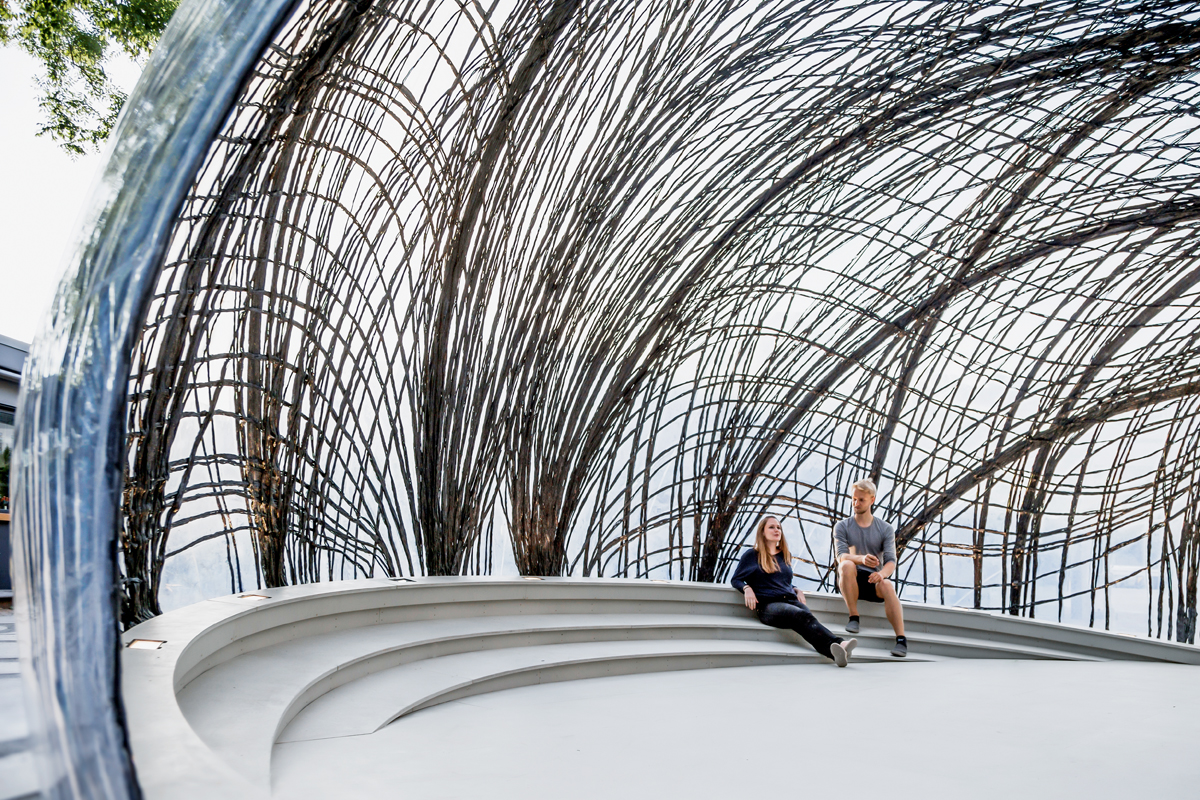 Innenansicht des Pavillons auf dem Universitätscampus.