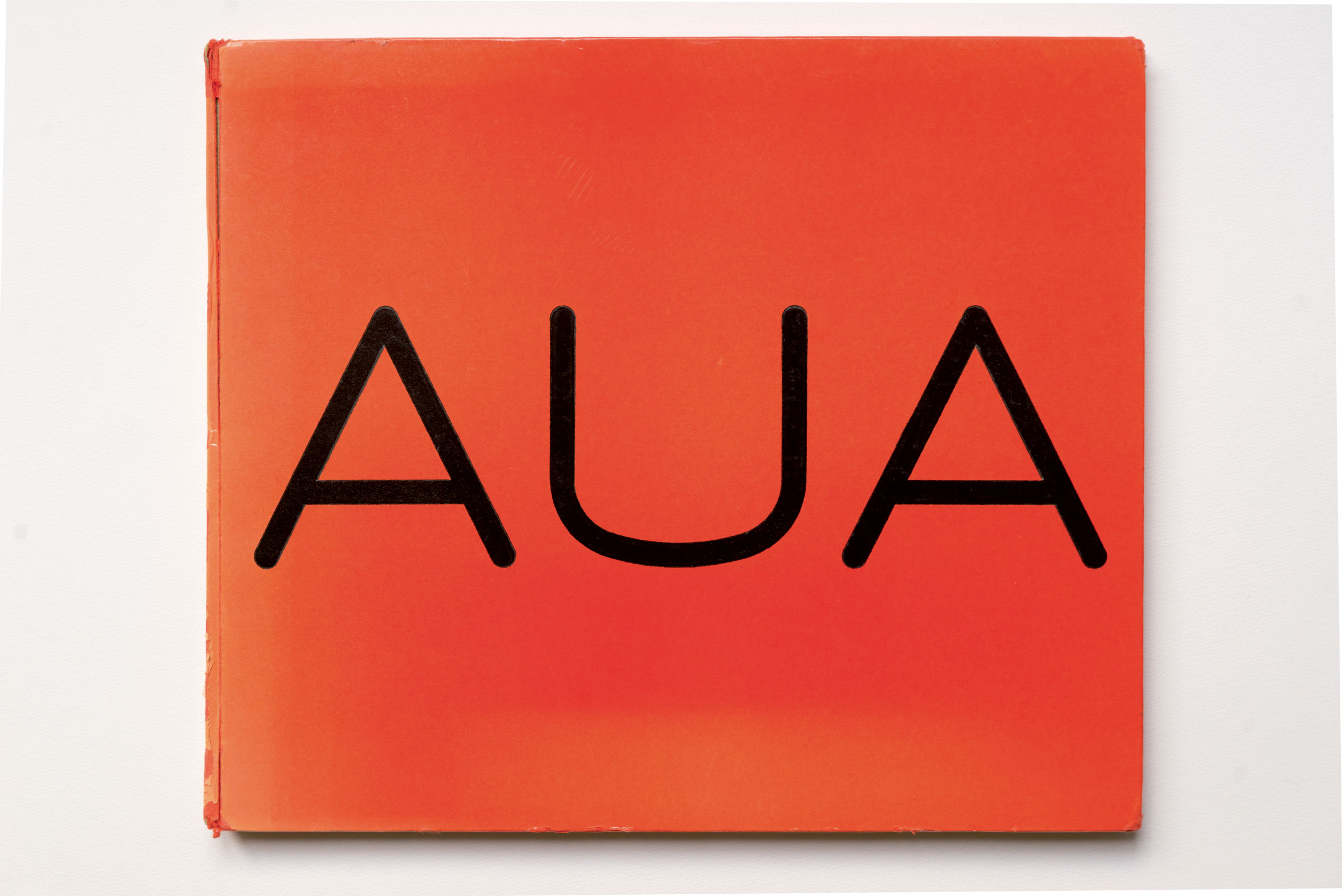 La couverture du livre rouge de l’AUA. Cité de l’architecture &amp; du patrimoine / Archives d’architecture du 20e siècle