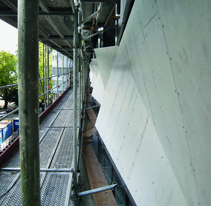 Die rohen Putzträgerplatten lassen das Licht-und-Schatten-Spiel der Fassade bereits erahnen