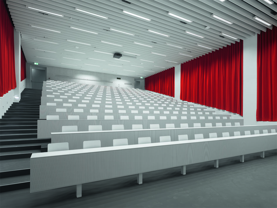 Der kleinere der beiden Hörsäle befindet ­ sich im Osttrakt erkennbar an den bordeauxfarbenen Vorhängen