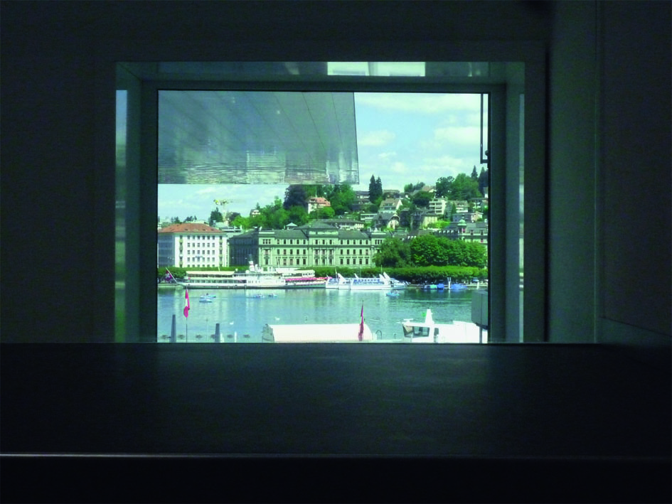 Ausblick auf die Untersicht des KKL-Daches und das Seebecken. Unter freiem Himmel, wie ehedem von der Terrasse der Attika des Postbetriebsgebäudes aus, ist das Panorama nicht mehr zu geniessen