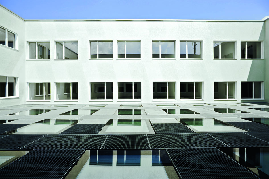 Die umgekehrte Perspektive: einer der beiden Lichthöfe. Sie sind zwar begehbar kon­s­truiert, gegen die entsprechende Nutzung hat der Hausdienst aber bereits das Veto eingelegt