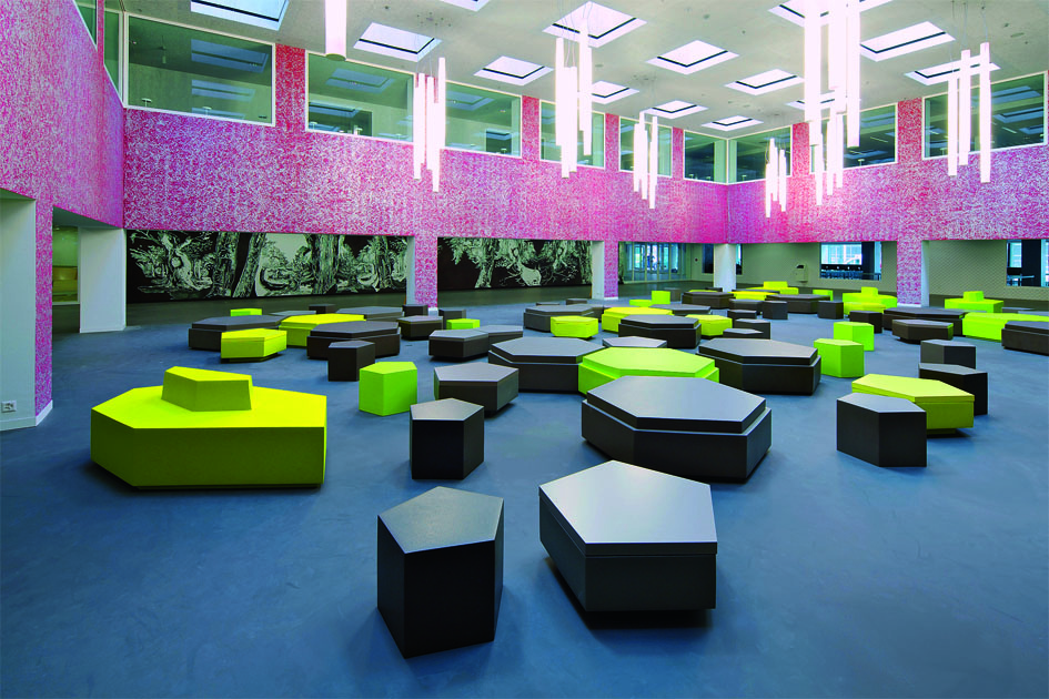 Das Foyer ist wie alle öffentlichen Bereiche mit Mobiliar von Quinze &amp; Milan ausgestattet