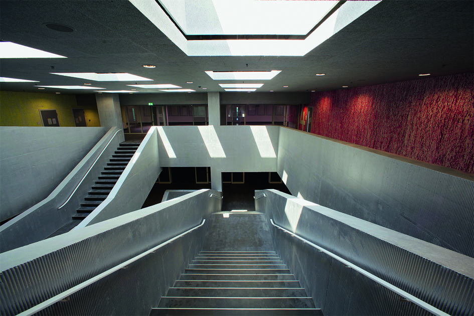 Die Treppenanlage teilt West- (oliv) und Osttrakt (bordeaux)