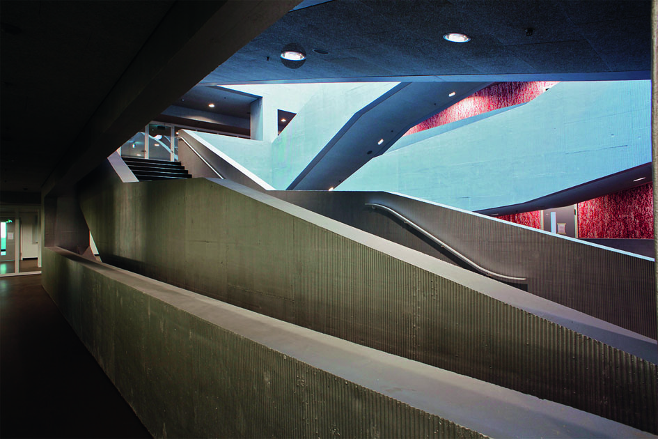 Die gerillte Oberfläche macht den Beton ­ optisch elastisch