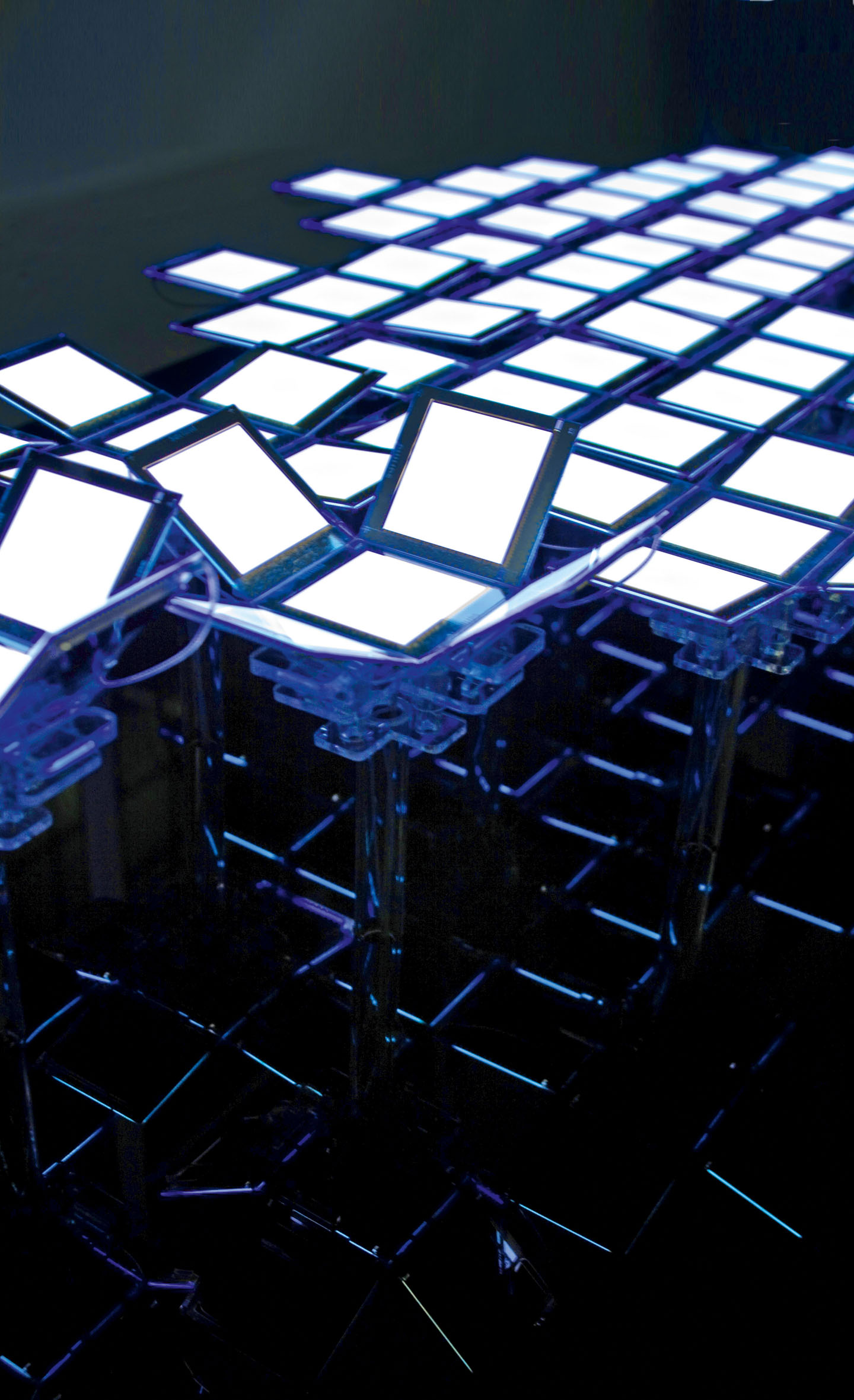 Interaktive Installation «Mimosa» von Jason Bruges an der Ausstellung von Superstudio Più in Mailand lässt die Möglichkeiten der OLED ­erahnen: Bewegt man seine Hände über die Fläche, entsteht durch den Schattenwurf eine eine Veränderung der Leuchtintensität der Elemente