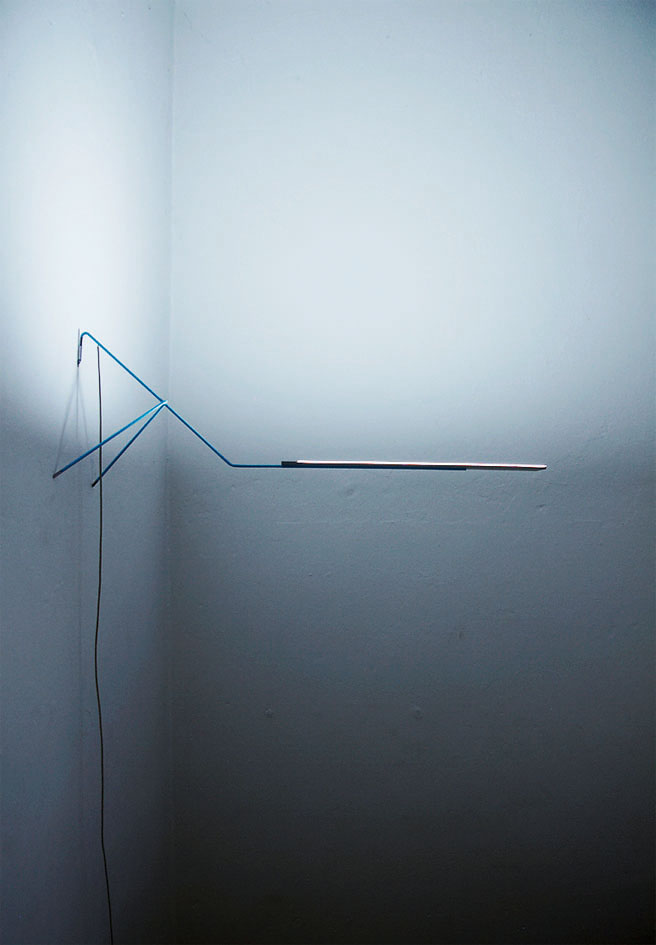 Studentenarbeiten im WS 2010/2011, Bauhaus-Universität Weimar: Die Leuchte «Face» von Renée Schwolow spielt mit den formalen Eigen­schaften der OLED: dem linearen Querschnitt und der flächigen Aufsicht. Die Lichtquelle ist um ihre eigene Achse drehbar