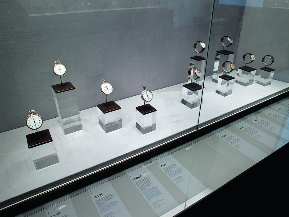 Diffuses sowie direktes Licht beleuchtet die Exponate