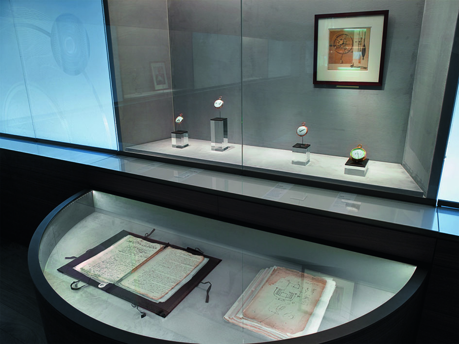 Diffuses sowie direktes Licht beleuchtet die Exponate