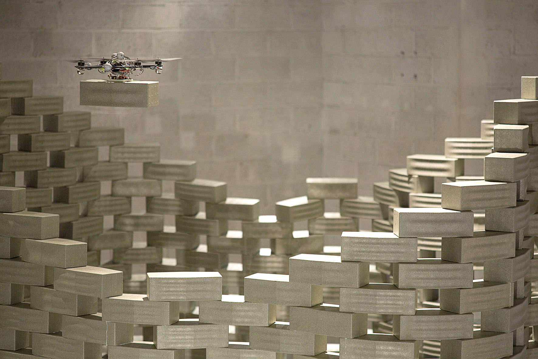 Ein Quadcopter erstellt das Mauerwerk der «Flight assembled Architecture»