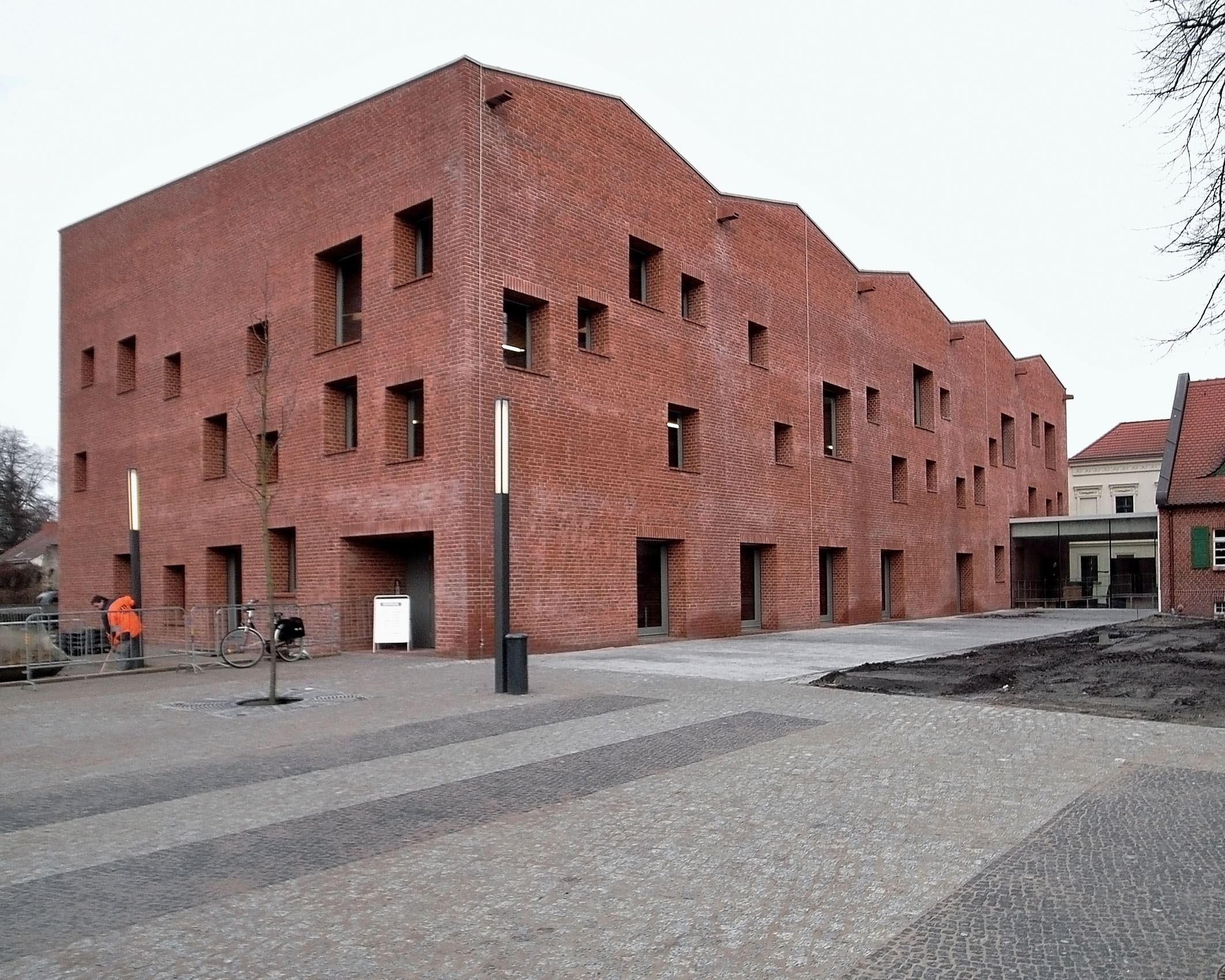 Mittelpunktbibliothek in Berlin-Köpenick; ­Architekten: Bruno Fioretti Marques Architekten mit Nele Dechmann, Berlin; Tragwerksplanung: Studio C, Rüdiger Ihle, Berlin. Aussenansicht