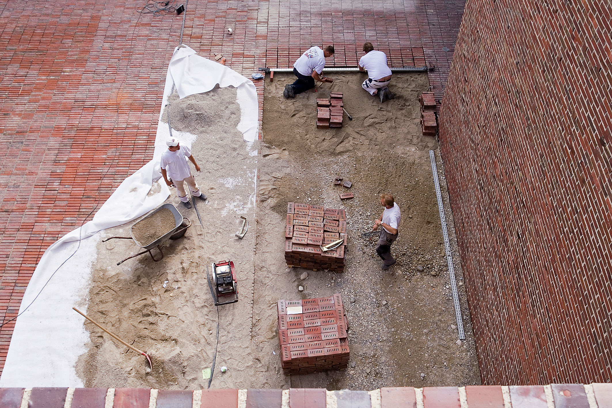 Dominikuszentrum in München; Architekten: Meck Architekten, München; Tragwerksplanung: Statoplan, München. Verlegen des Platzbelags