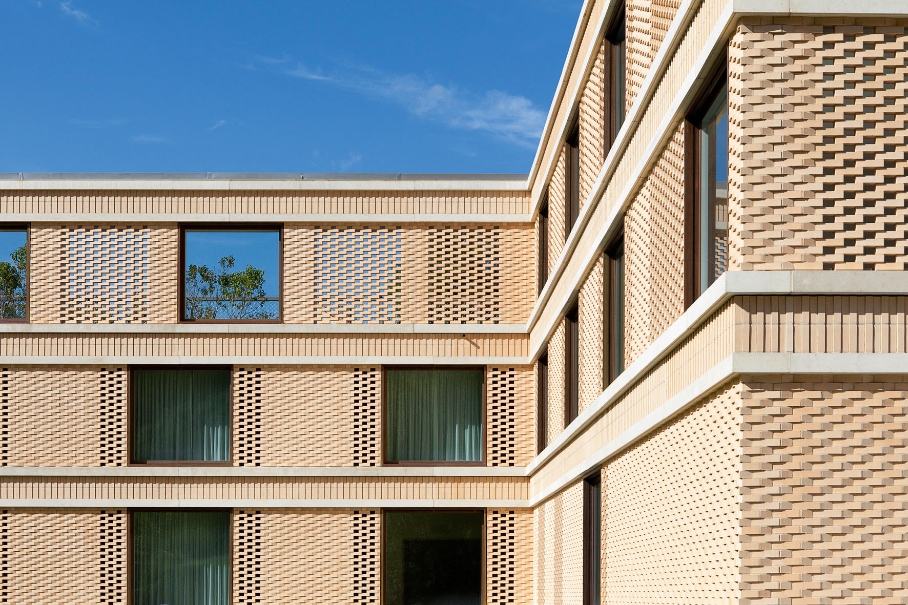 Zentrum für Alterspsychiatrie in Pfäfers: Das einheitliche Erscheinungsbild dominiert, funktionale Elemente wie Öffnungsflügel, Loggien, Dachterrassen sind hinter dem Schleier der Ziegel­membran verborgen