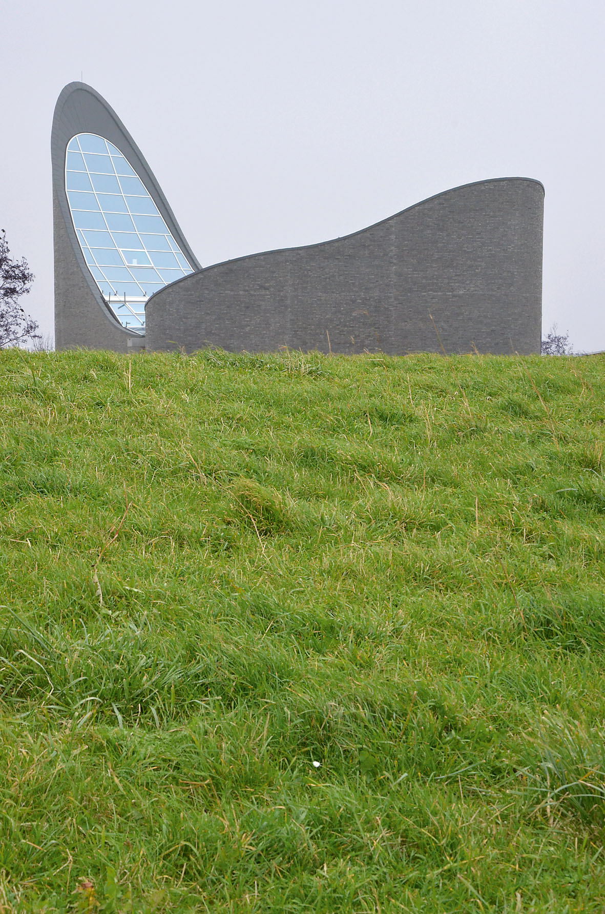«Kirche am Meer», Schillig (D): ­Die besandeten Dehnfugen folgen im Zickzack den Mörtelfugen. Das Mauerwerk ist mit 16?cm langen Ankern vor die hochgedämmte Stahlbetonwand gehängt. Architekten: Königs Architekten, Köln; Tragwerksplanung: Arup GmbH, Düsseldorf