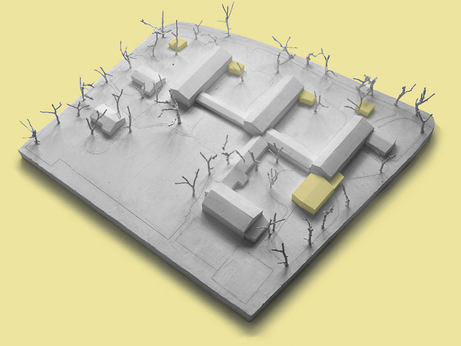Modell der Schulanlage Gönhard. Eine Aula, zwei eingeschossige Gruppenräume und zwei Pausenunterstände ergänzen das bestehende Ensemble