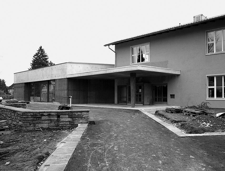 Haupteingang mit angegliederter Aula