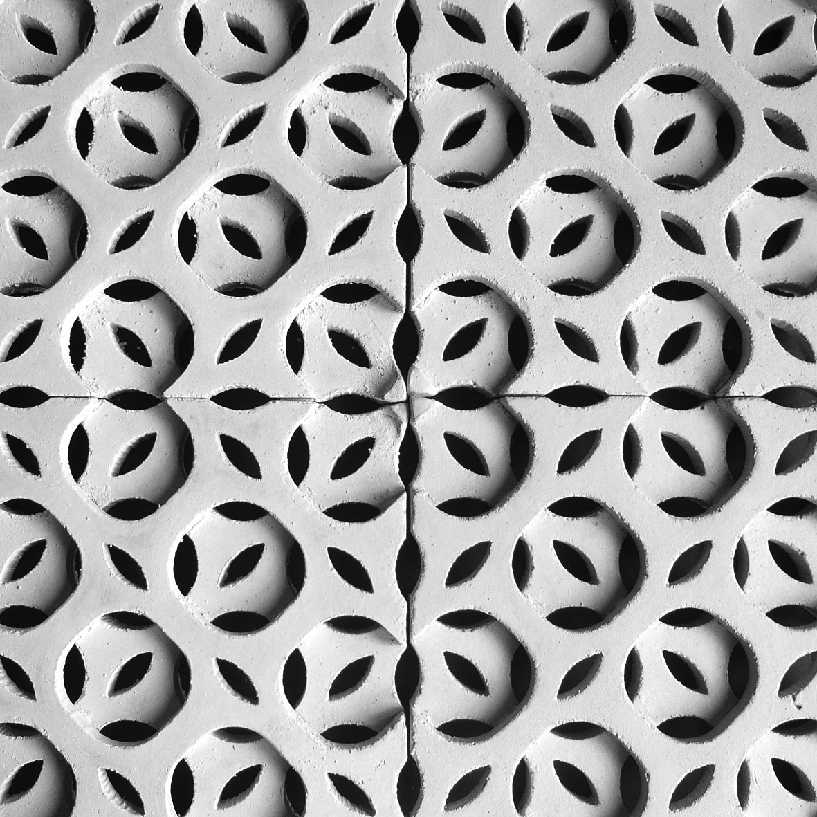 Keramikfliesen, Wandverkleidung der Aula