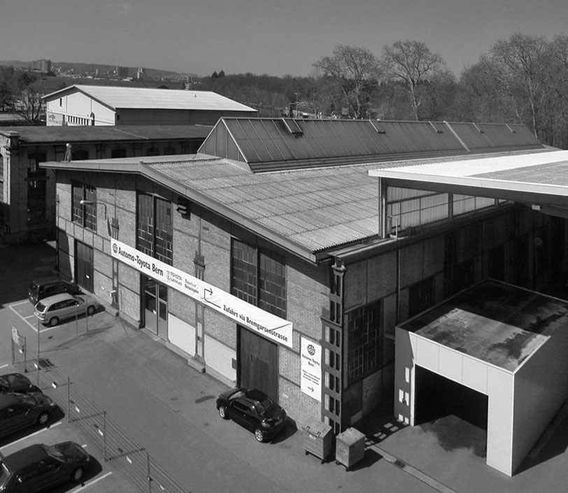 Vor der Umnutzung: die Halle mit angebauter überdachter Kranbahn und überstrichenen Fassadenteilen