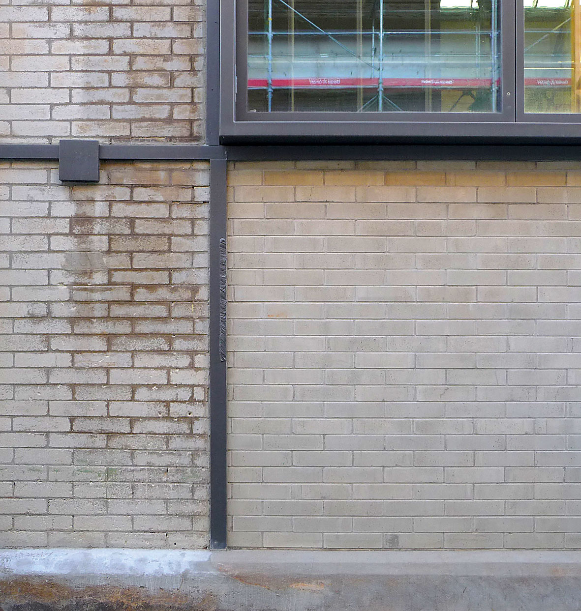 Detail Fassade mit Tragstruktur, Mauerwerksausfachung und aufgesetzten neuen Fensterelementen