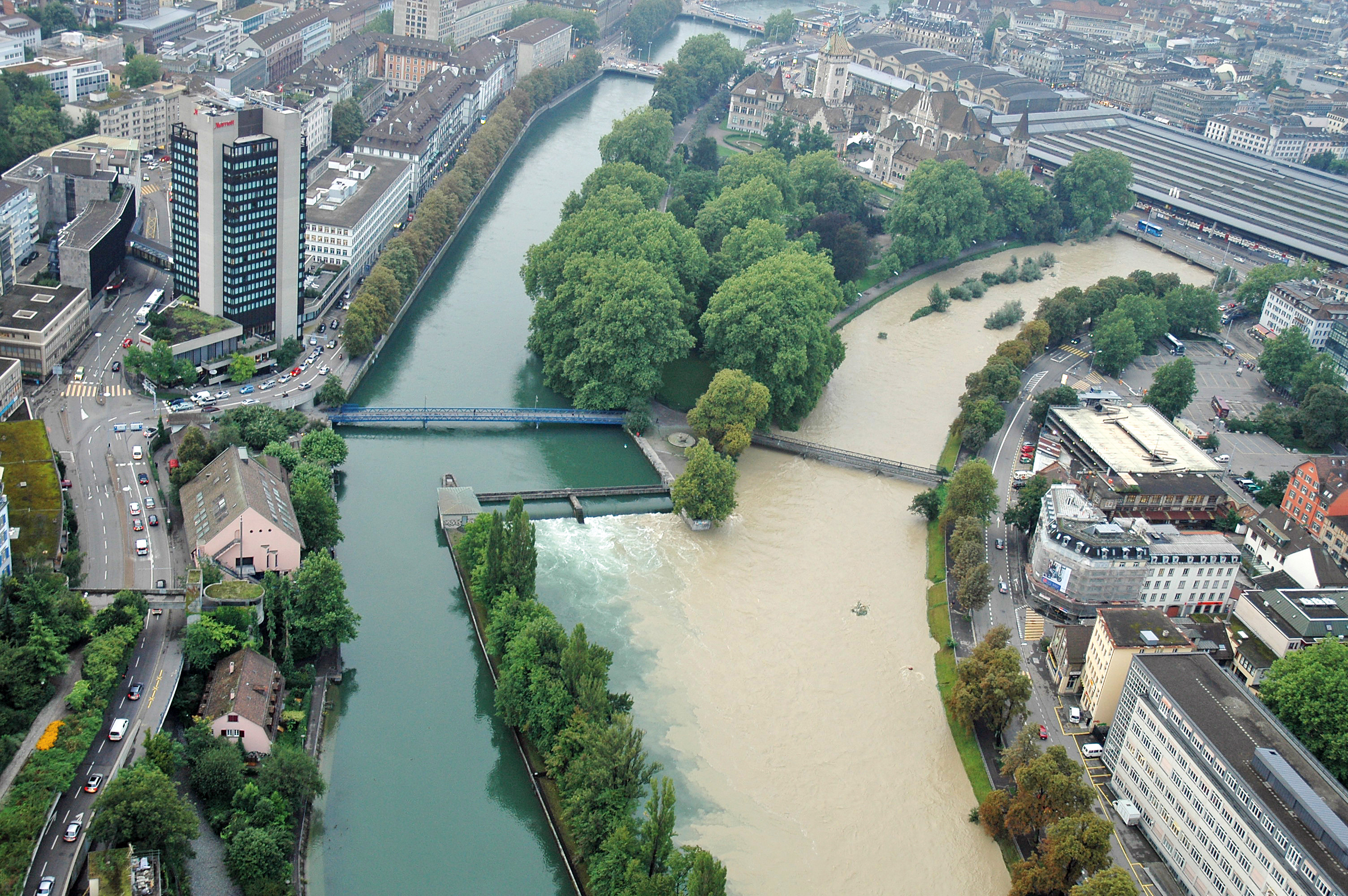 Hochwasser 2005: Zusammenfluss von Sihl und Limmat beim Platzspitz