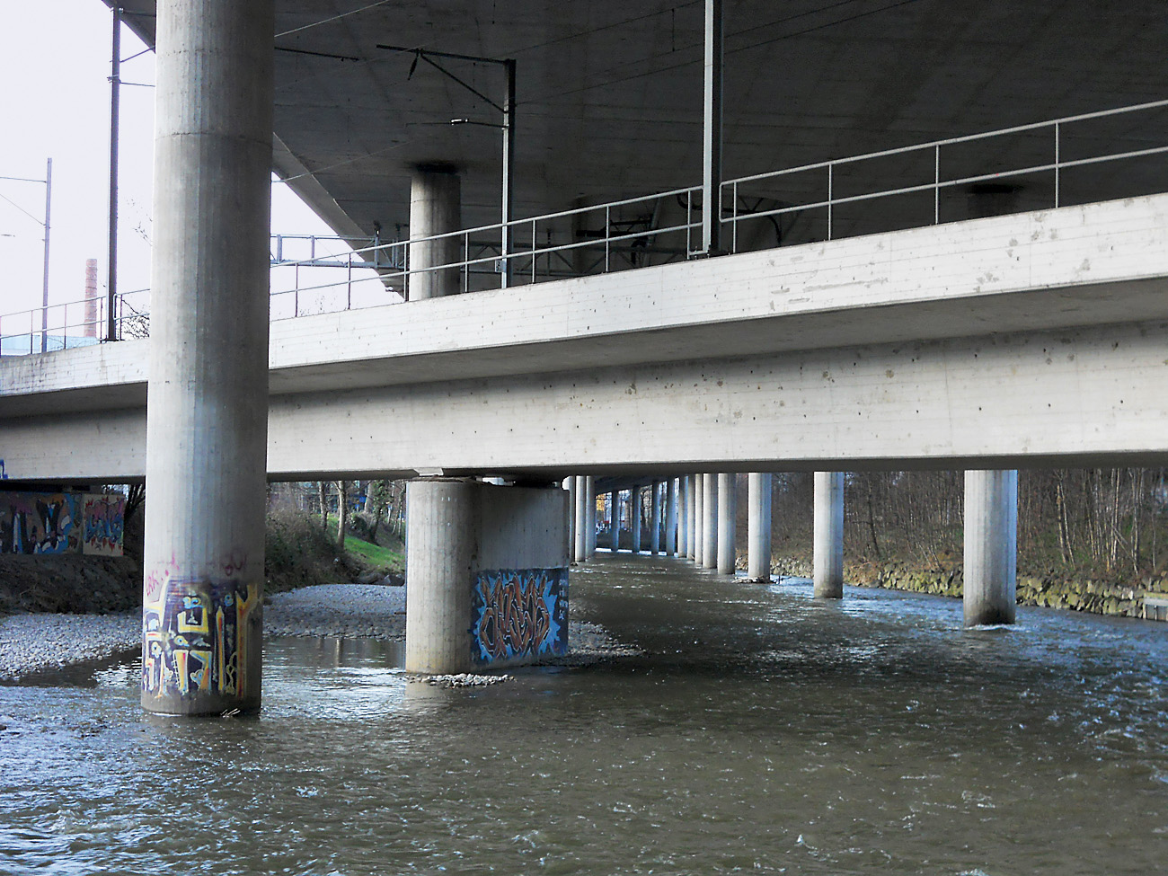 Tief liegende Brücke der Sihltalbahn unter der Sihlhochstrassse, Zürich Brunau