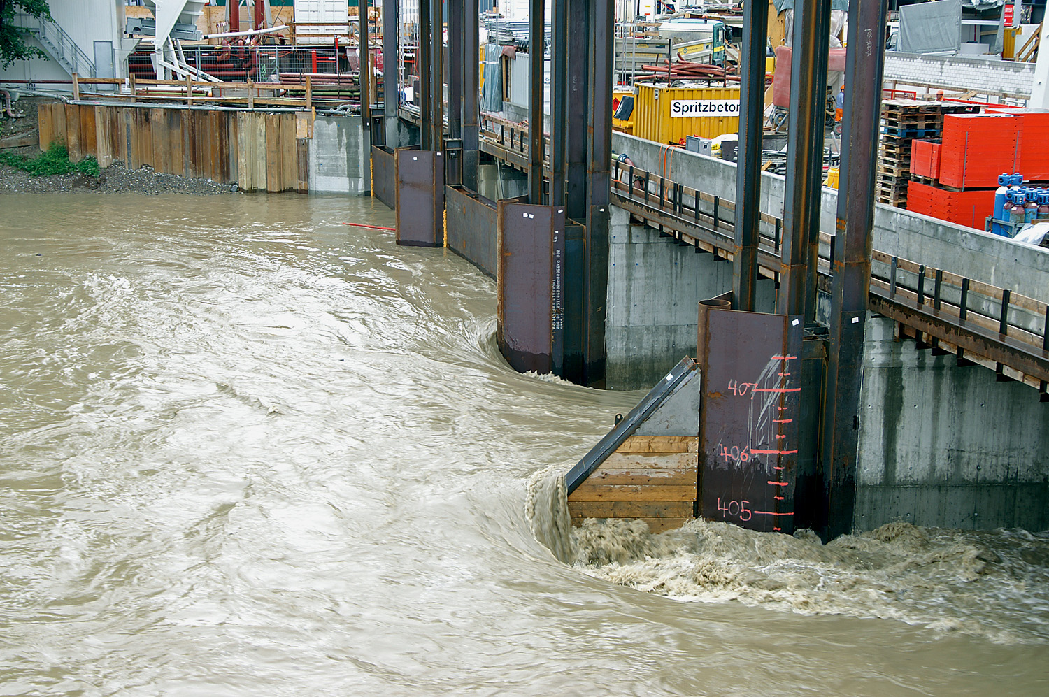 Damit der Bahnhof Löwenstrasse gebaut werden konnte, mussten jeweils zwei der fünf Sihldurchlässe geschlossen werden. Im Bild eine Situation aus dem Juli 2008 mit einem Abfluss von ca. 105?m3/s