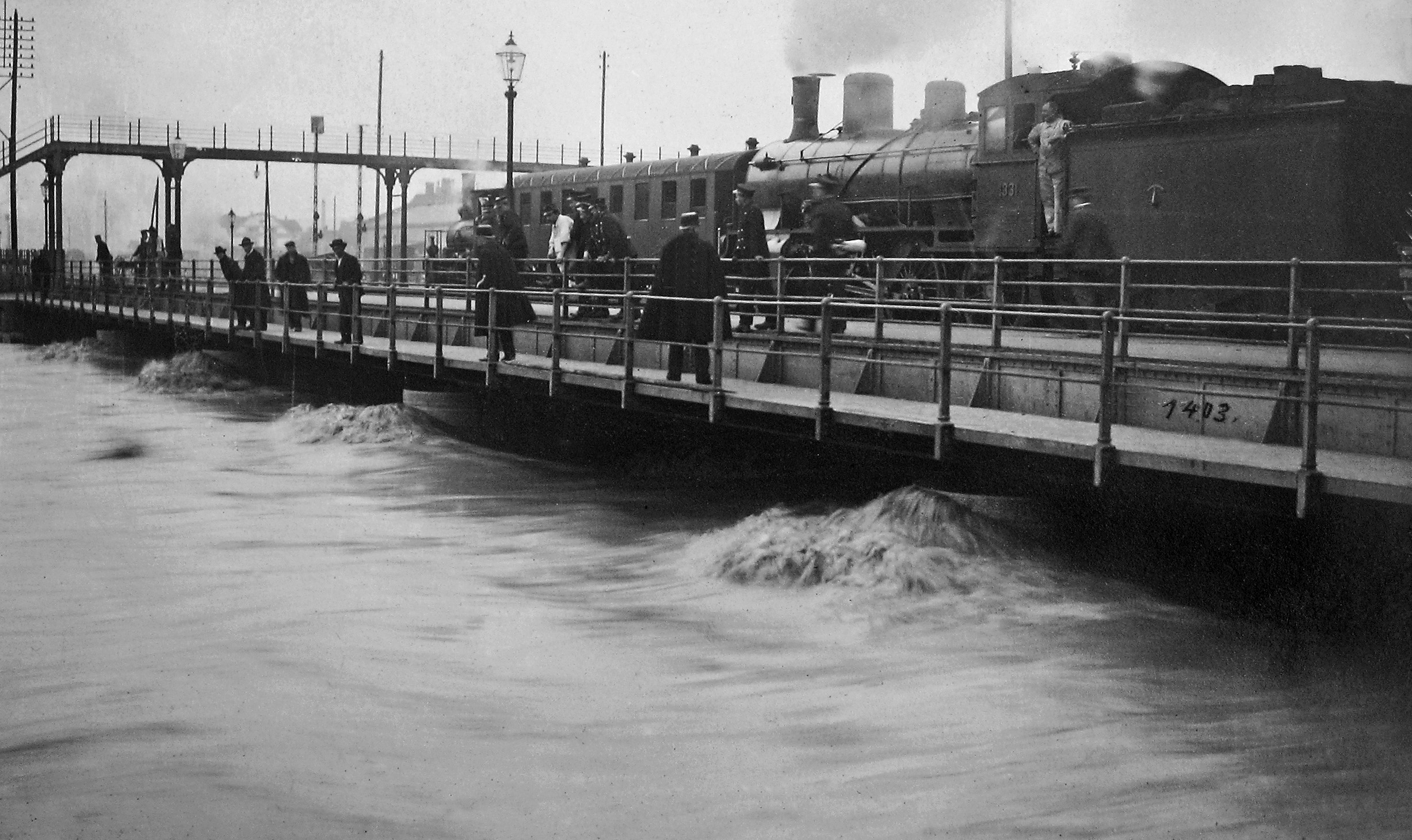 Hochwasser 1910: Sihl beim Hauptbahnhof, die Postbrücke wurde erst später gebaut