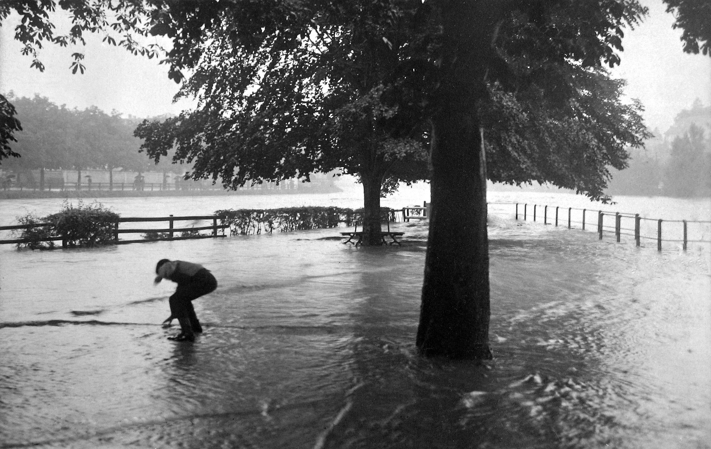 Hochwasser 1910: Platzspitz. Solche Fotos sind eine wertvolle Hilfe für die Rekonstruktion des Abflusses, wenn keine Abflussmessungen vorliegen