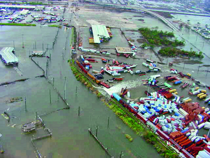 An über hundert Stellen brachen Flutschutzmauern oder wurden Dämme weggespült