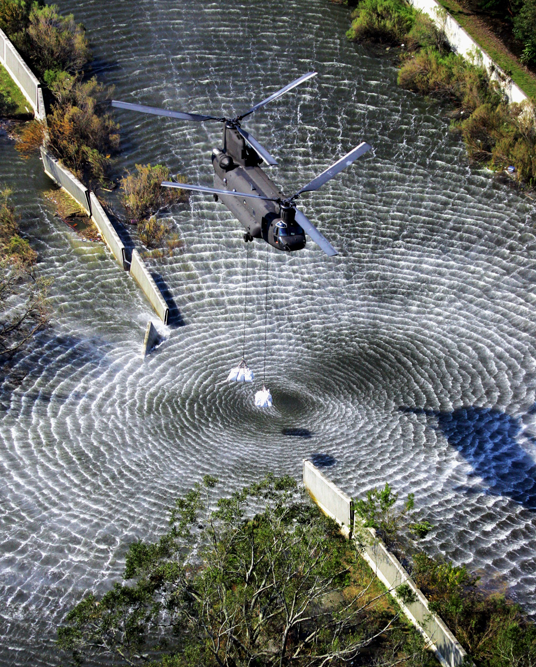 Erste Notmassnahmen nach Katrina: Ein Armee-Helikopter beginnt, mit Sandsäcken eine der über hundert Bruchstellen zu schliessen