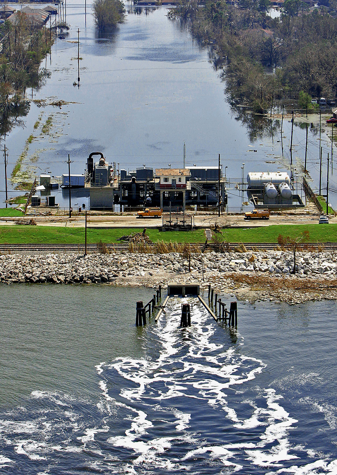 Eine ältere kleine Pumpstation pumpt nach Katrina Wasser aus einem überschwemmten Quartier im Nordosten der Stadt in den Lake Pontchartrain