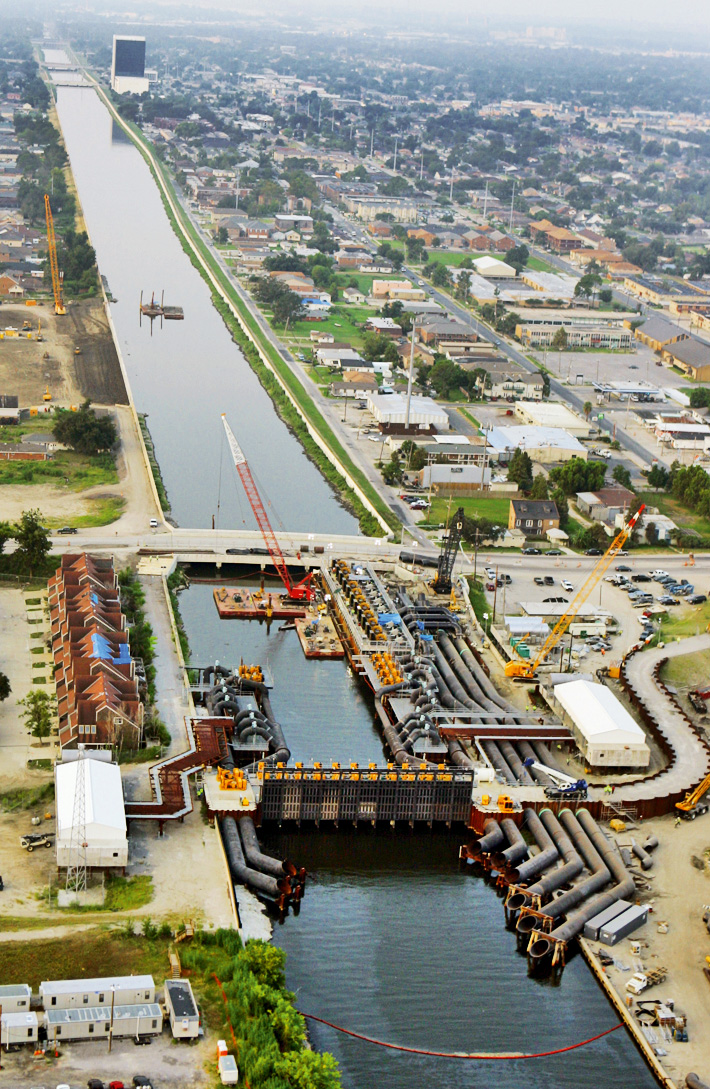 Eine der Massnahmen nach Katrina: Das U.S. Army Corps of Engineers baut mit zusätz-lichen Pumpen und neuen Flutschutztoren die Pumpstationen zur Entwässerung aus, hier am 17th Street Canal im August 2007
