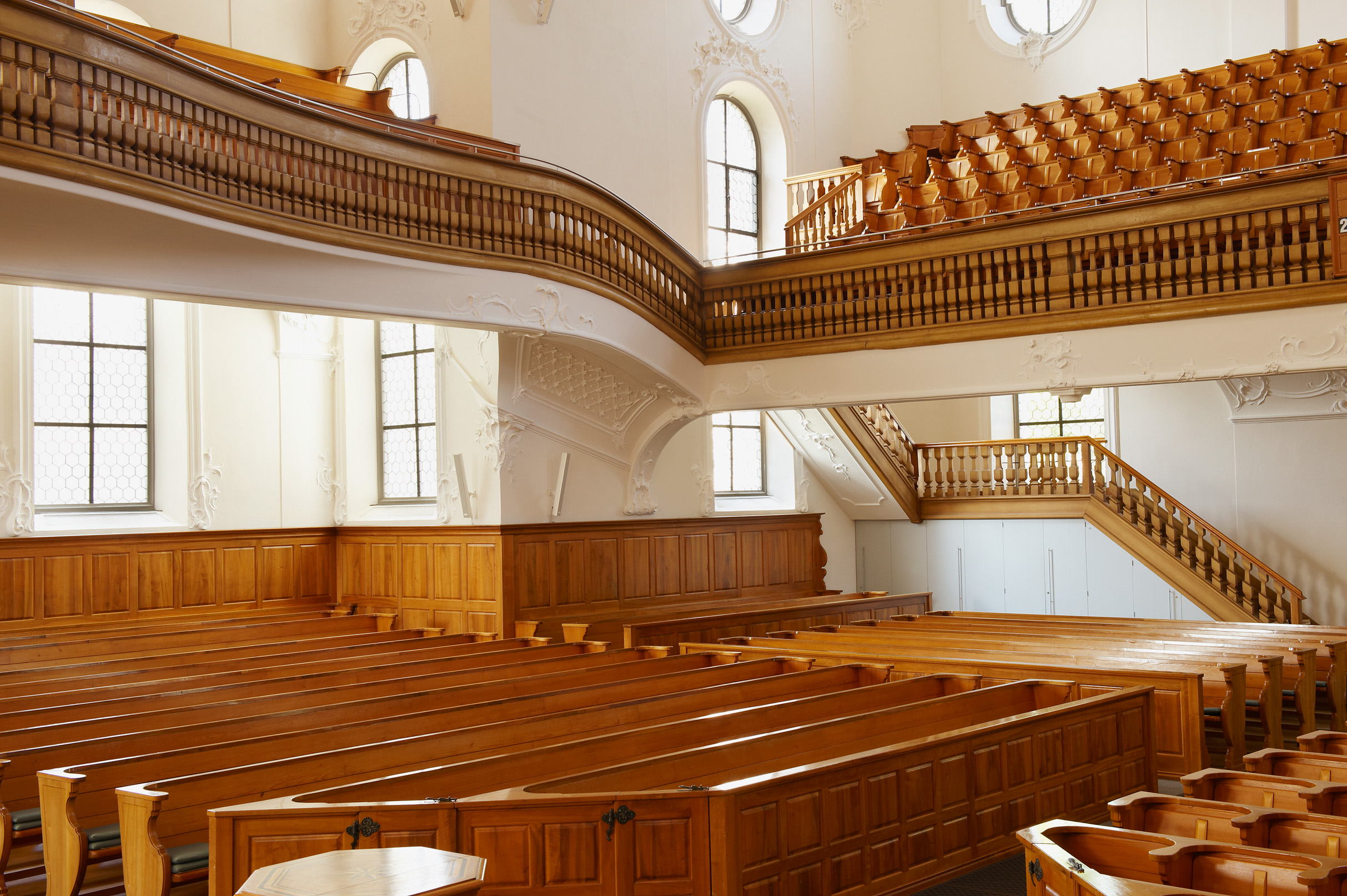 Expressive Formen und aussergewöhnliche Plastizität: Mit der stützenfreien Konstruktion der Emporen und des Kirchenhimmels schuf H.U. Grubenmann in der reformierten Kirche Wädenswil ein architek­tonisches Meisterwerk