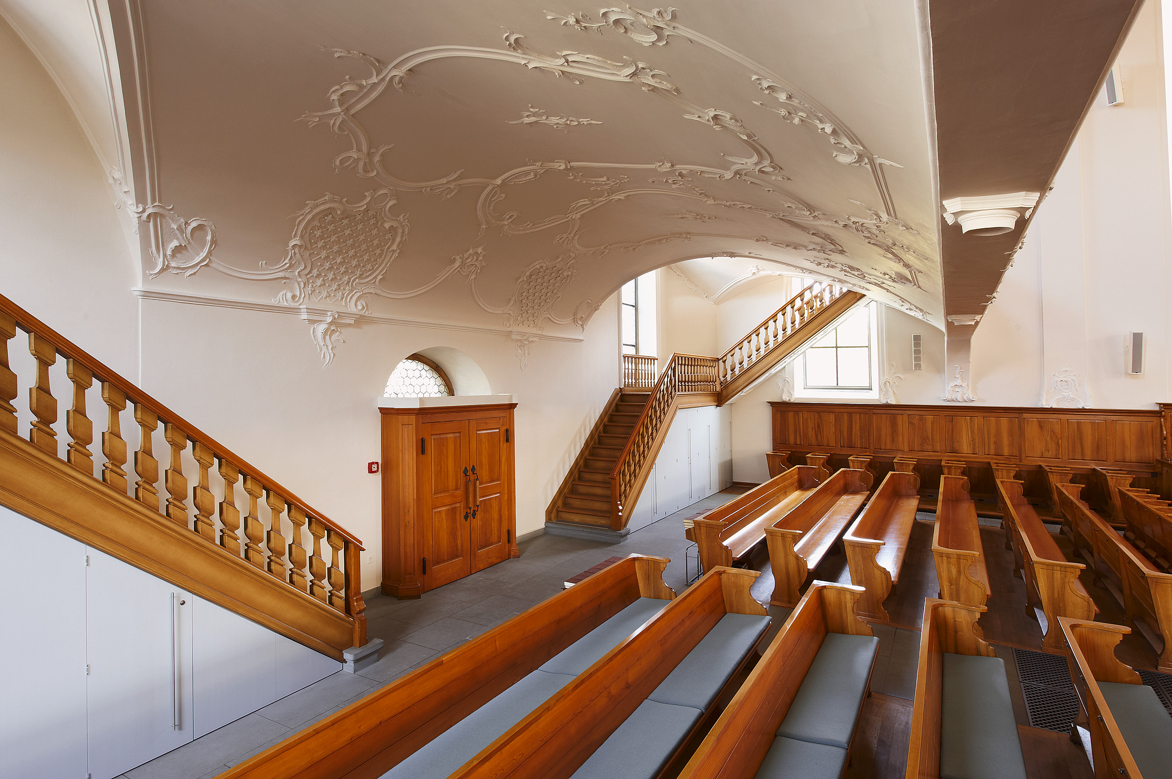 Expressive Formen und aussergewöhnliche Plastizität: Mit der stützenfreien Konstruktion der Emporen und des Kirchenhimmels schuf H.U. Grubenmann in der reformierten Kirche Wädenswil ein architek­tonisches Meisterwerk