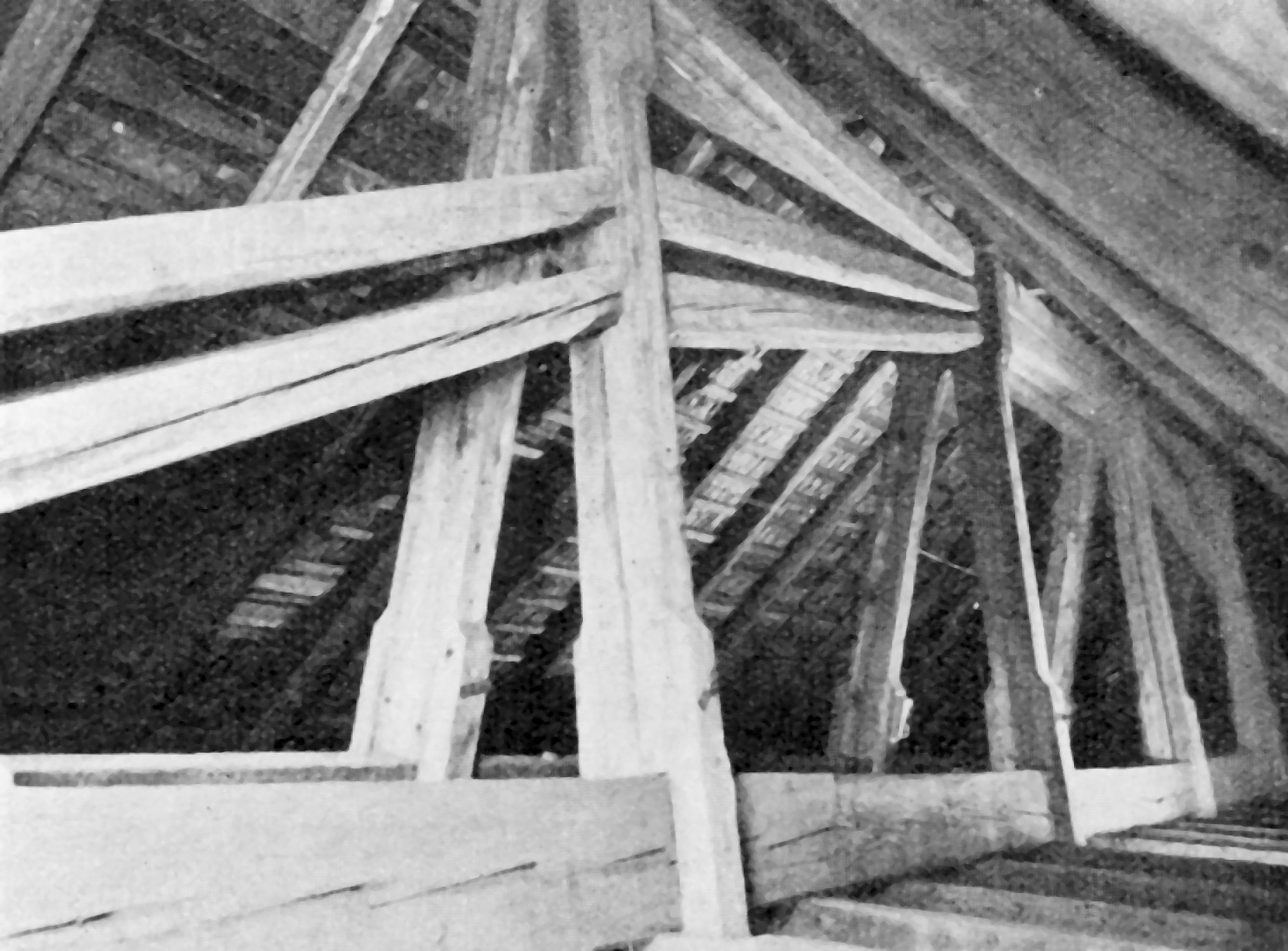 «Brücke» im Dachstuhl: Kirche Grub AR, Dachstuhlkonstruktion mit Firstträger in Längsrichtung des Kirchenraums (aus: Killer, S. 103, vgl. Anmerkung 1)