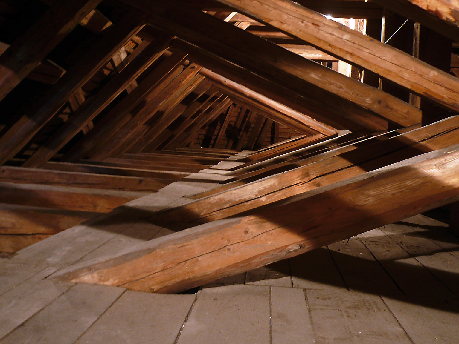 Verschränkte Diagonalstreben im Dachstuhl der Kirche Oberrieden