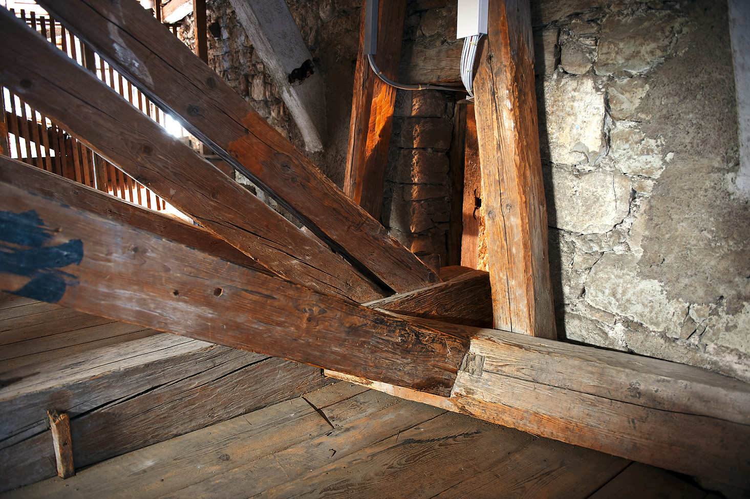 Kirche Wädenswil, Details im Dachstuhl: Verbindung Hängesäule-Untergurt-Längsbinder und das Auflager des Querbinders