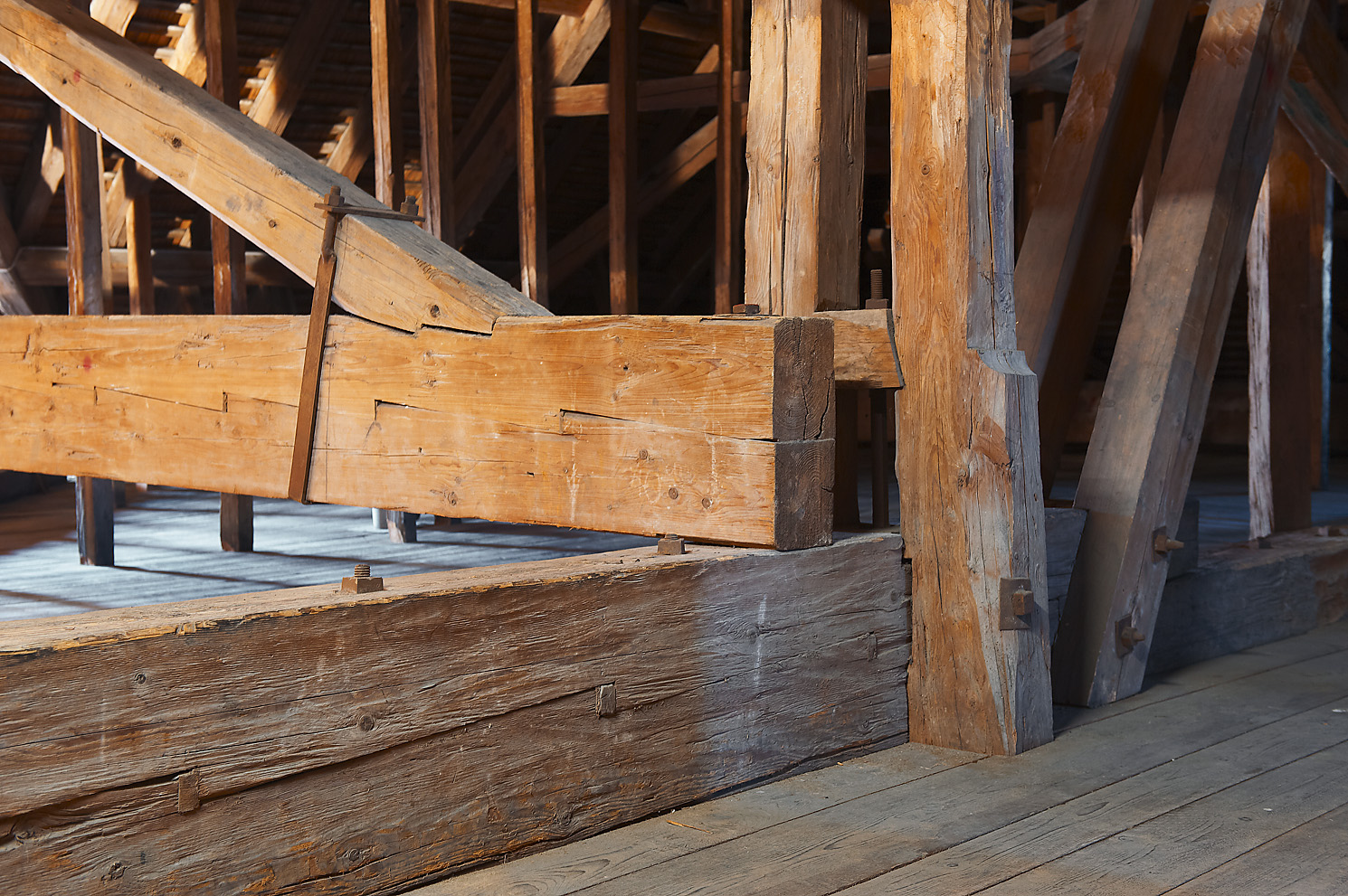 Kirche Wädenswil, Details im Dachstuhl: Verbindung Hängesäule-Untergurt-Längsbinder und das Auflager des Querbinders