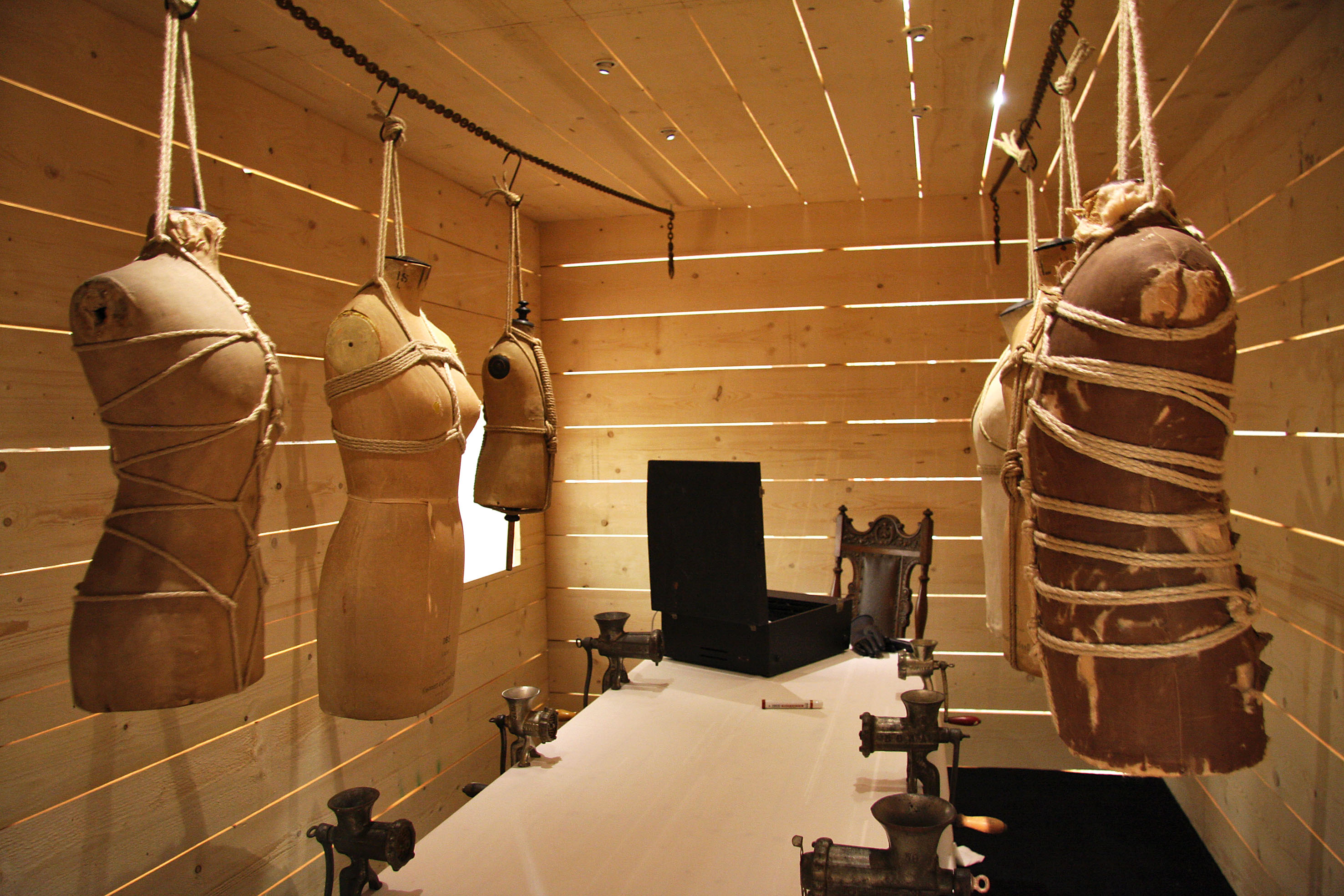 Esszimmer oder Folterkammer? Eine Dia­projektion zeigt Zürcher Gebäude, in denen ­Personen namens Stiller wohnen