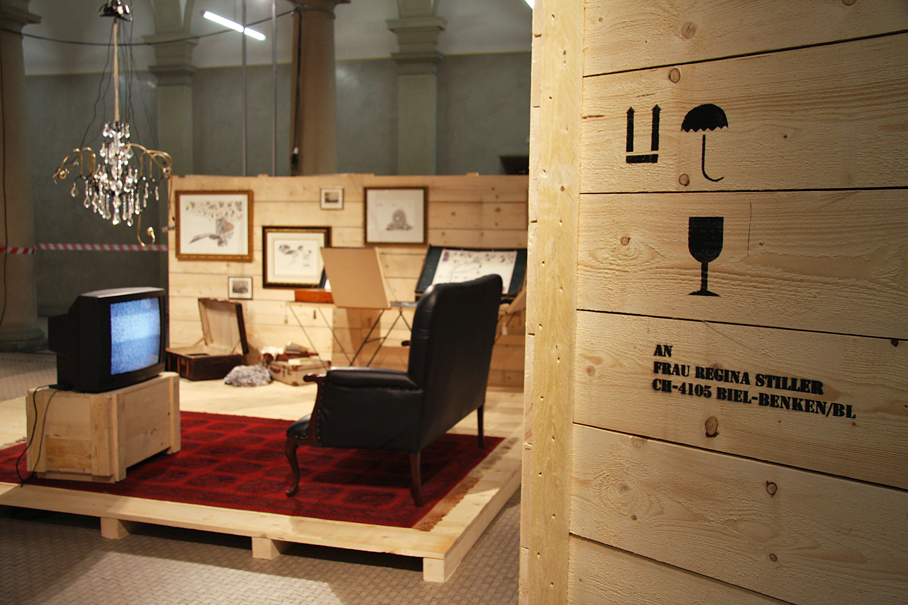 In seinem Wohnzimmer sammelt der Stalker Indizien für Stillers Identität