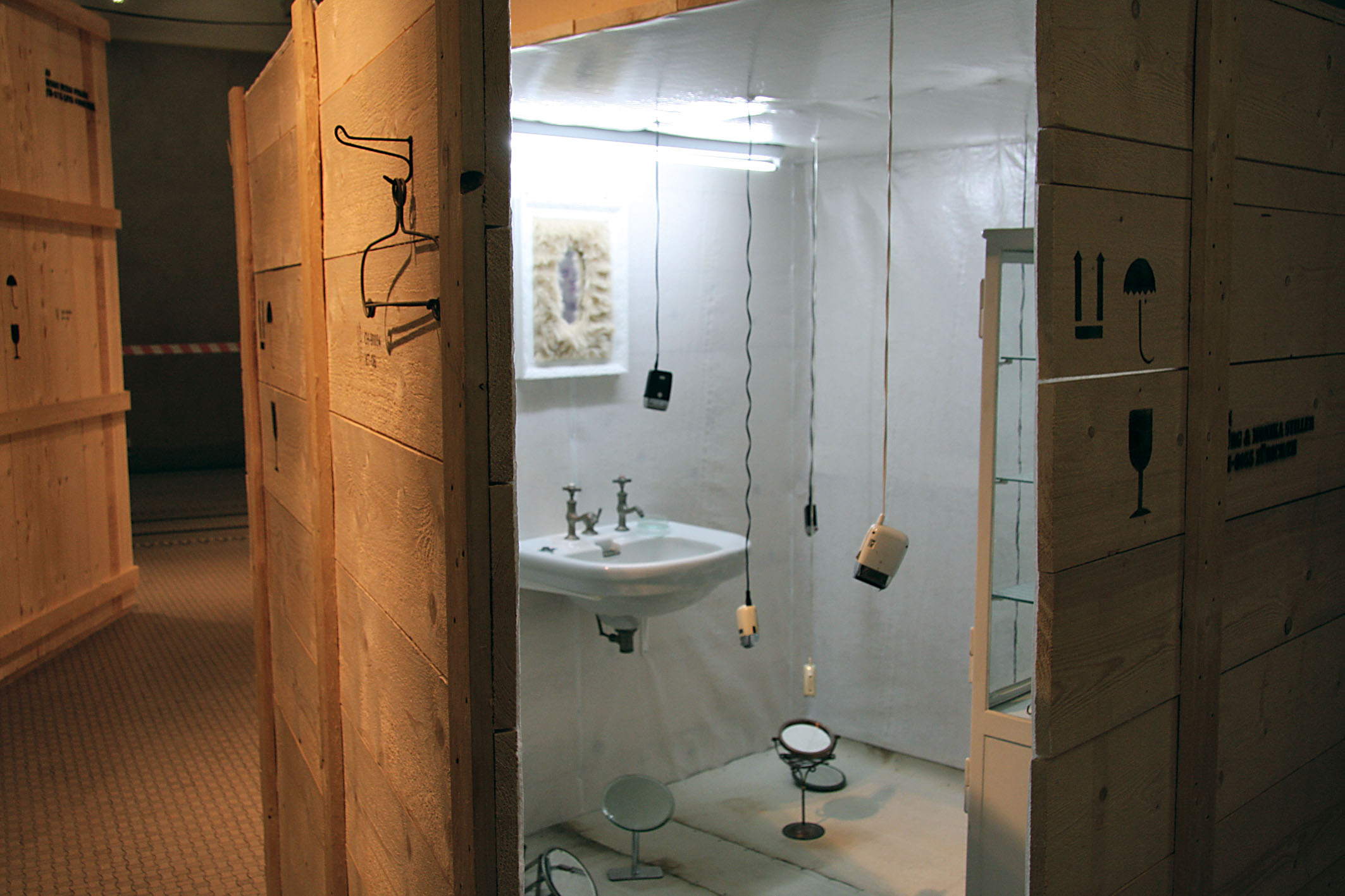 Von der Decke hängende, asynchron laufende Rasierapparate bieten den akustischen Hintergrund im Badezimmer