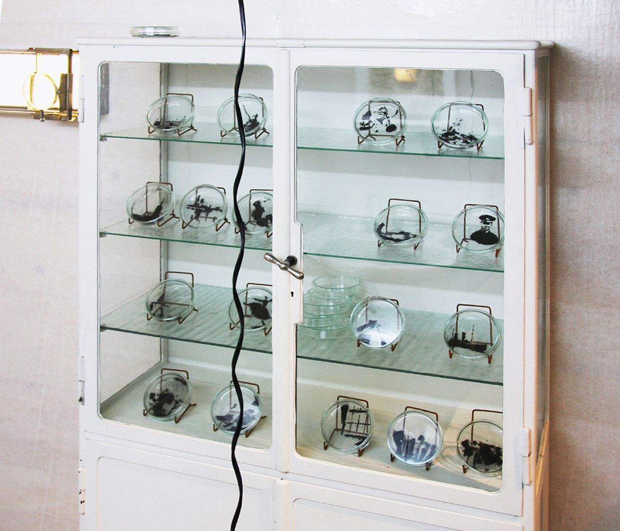 Mit seinen Barthaaren dokumentiert der Stalker seine Suche nach Stiller in einem Barttagebuch