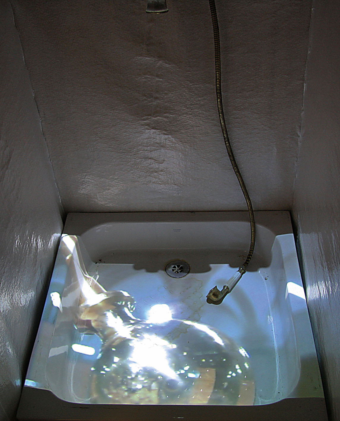 Die Filme der Kameras aus dem Kronleuchter werden in die Duschwanne projiziert