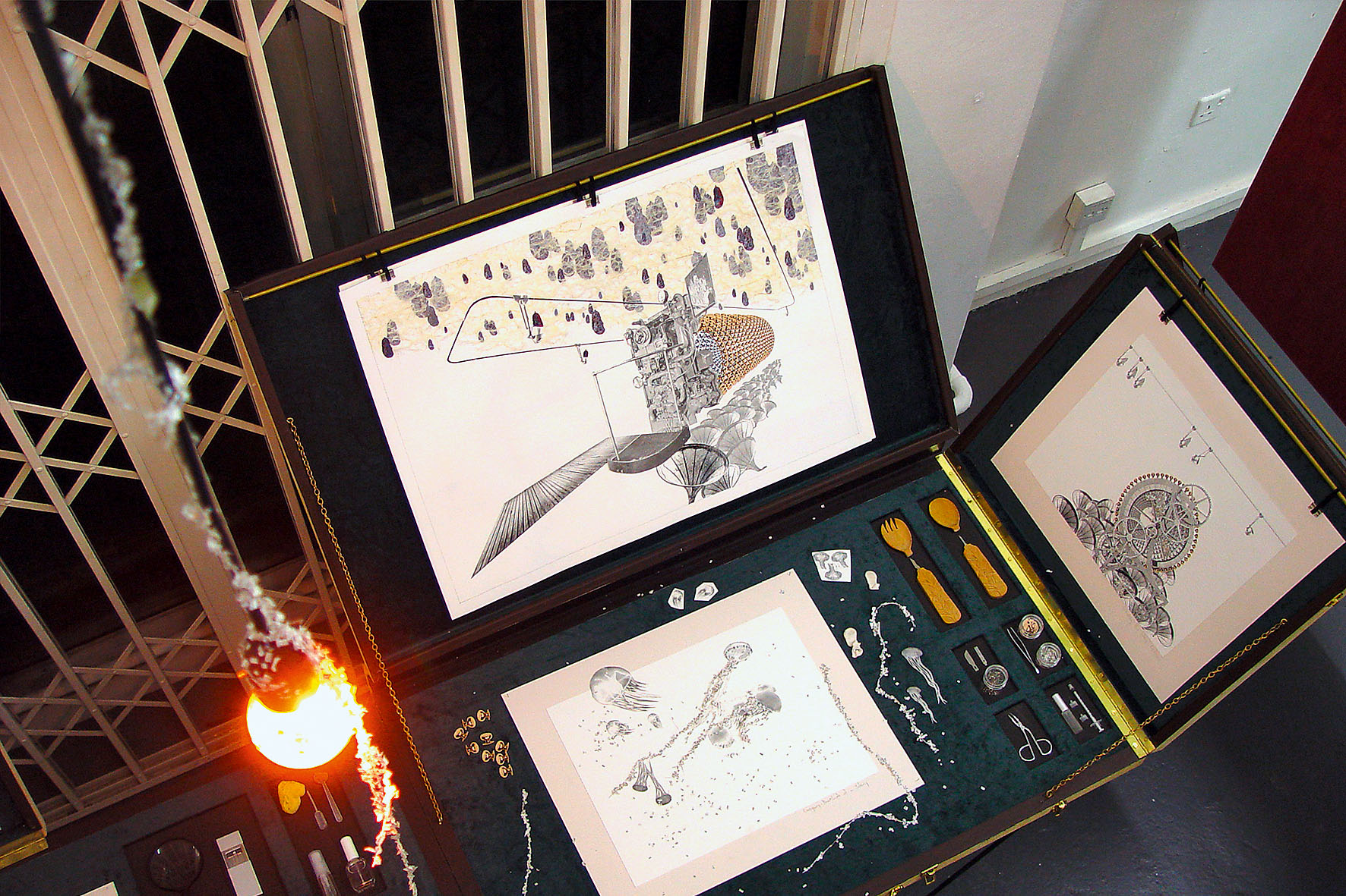 Der transportable Collagiertisch mit den Collagen ist Werkzeugkoffer und Archiv in einem (Collage: Markus Seifermann)