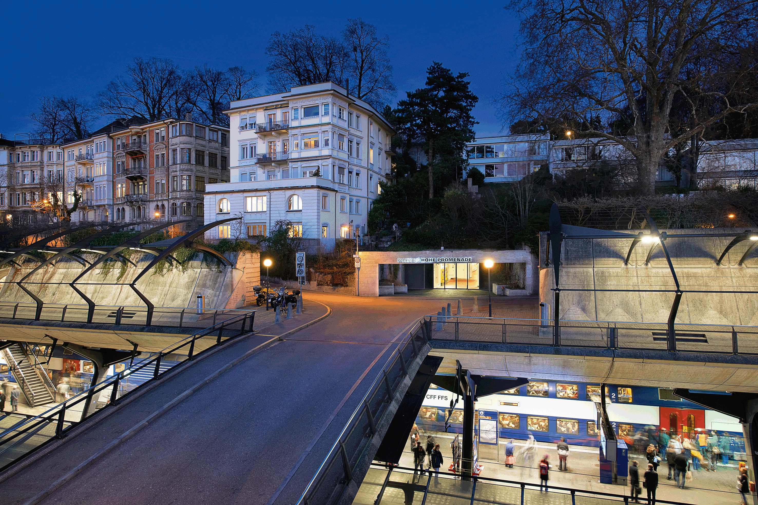 Über den Olgastollen führt der neue Fussgängerzugang auf der Seite des Bahnhofs Stadel­hofen: Die ursprünglich nur für Dauermieter benutzte Autozufahrt wurde in eine grosszügige Fussgängerpassage umgewandelt