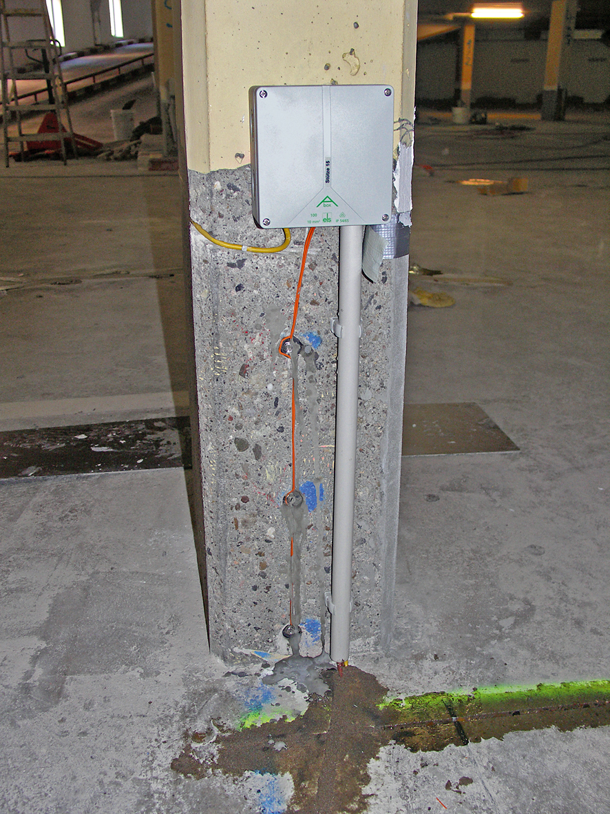 Stahlbetonstütze in der Tiefgerage der Volksbank Titisee-Neustadt mit drei in horizontalen Bohrlöchern eingesetzten Anoden